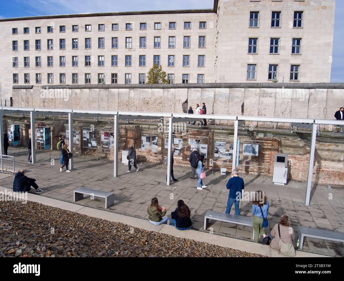 Alemania, Berlín, Niederkirchnerstrasse, Topografía del Terror, centro moderno en el sitio de la antigua sede de la Gestapo, documentando los horrores del nazismo. Foto de stock