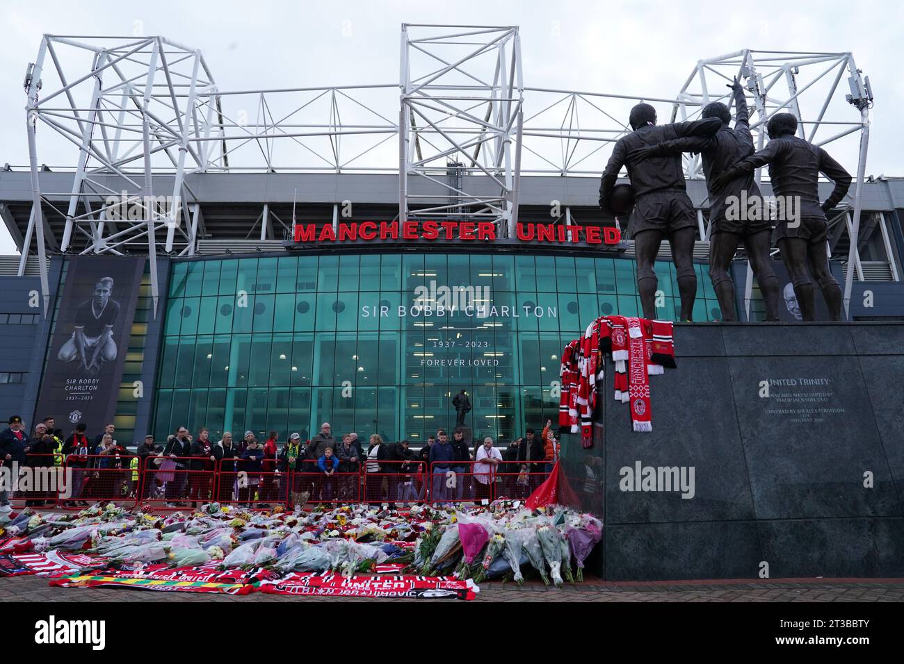 Los homenajes en memoria de Sir Bobby Charlton se hacen fuera del