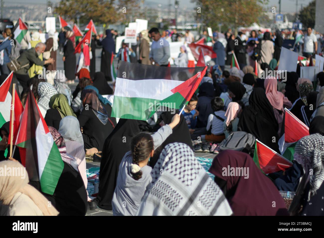 Estambul, Turquía. 22 de octubre de 2023. Los manifestantes sostienen banderas durante la manifestación. Las mujeres organizaron una sentada de protesta, en solidaridad con Gaza en la zona turística de Eminonu en Estambul. Se presentaron folletos de concientización sobre los acontecimientos actuales en Gaza, y se exhibieron imágenes de la ciudad y los acontecimientos que tuvieron lugar allí. Crédito: SOPA Images Limited/Alamy Live News Foto de stock