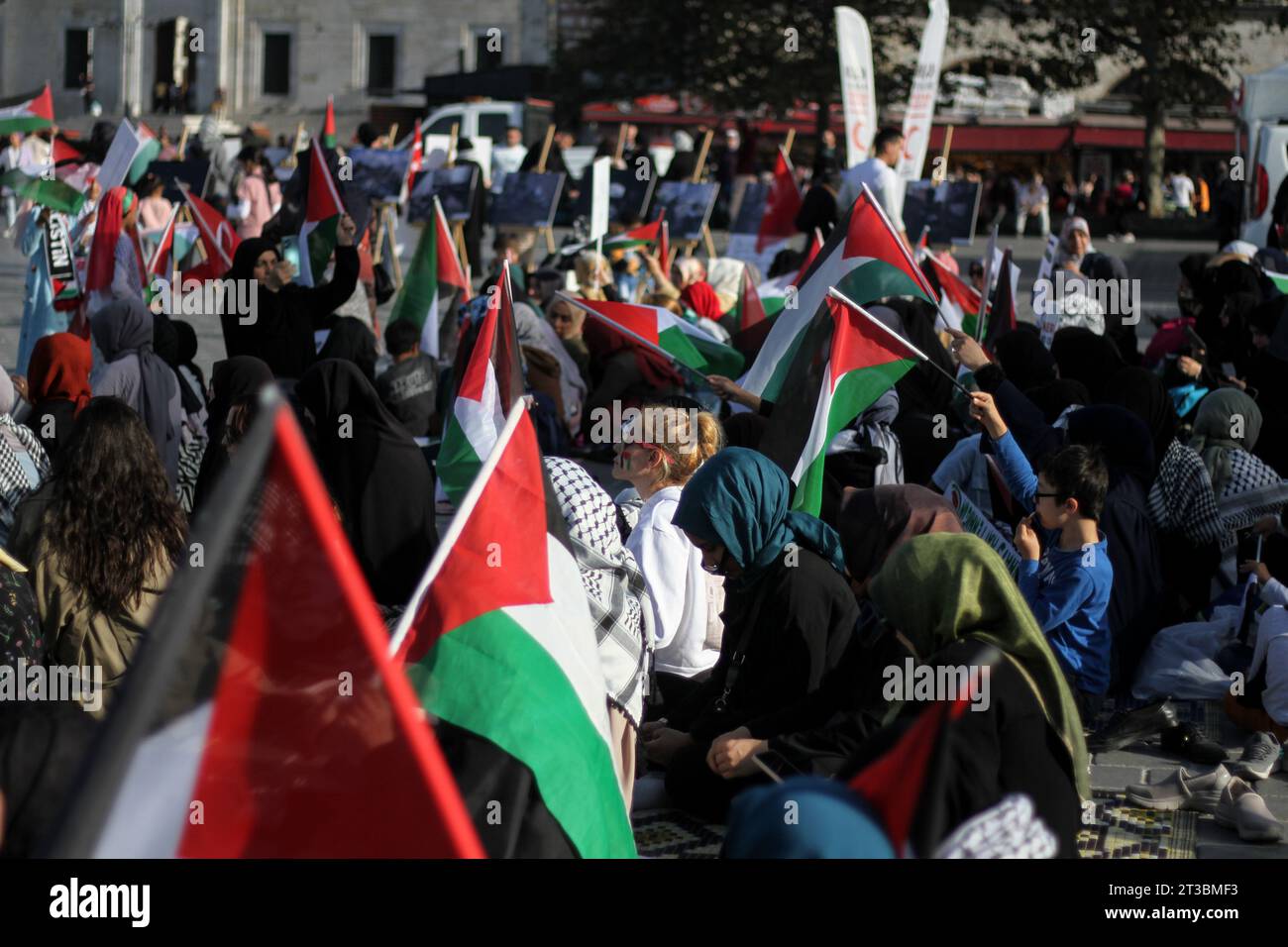 Estambul, Turquía. 22 de octubre de 2023. Los manifestantes sostienen banderas durante la manifestación. Las mujeres organizaron una sentada de protesta, en solidaridad con Gaza en la zona turística de Eminonu en Estambul. Se presentaron folletos de concientización sobre los acontecimientos actuales en Gaza, y se exhibieron imágenes de la ciudad y los acontecimientos que tuvieron lugar allí. Crédito: SOPA Images Limited/Alamy Live News Foto de stock