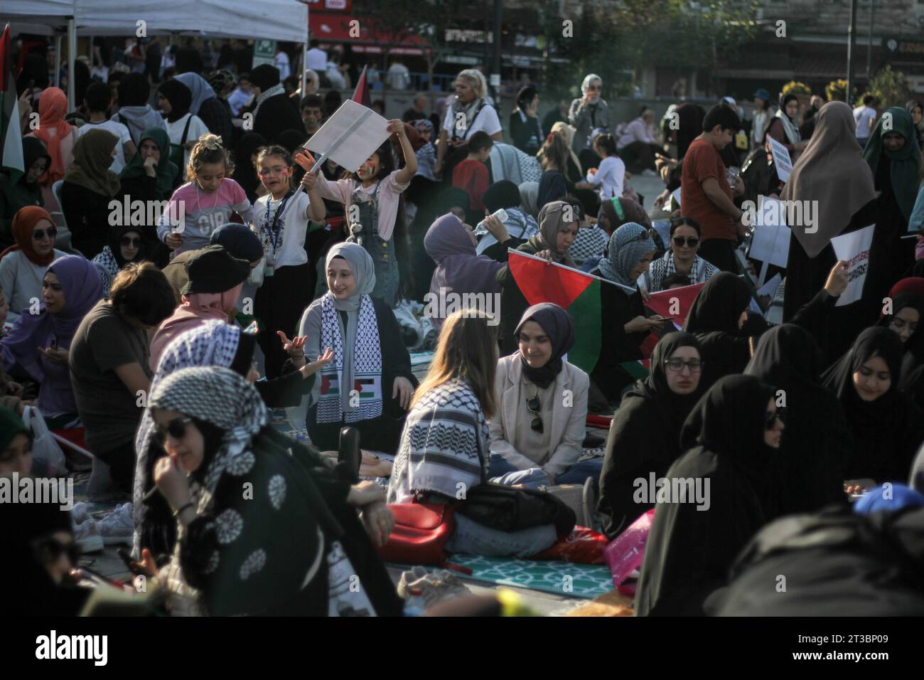 Estambul, Turquía. 22 de octubre de 2023. Manifestantes vistos discutiendo la situación en Gaza durante la manifestación. Las mujeres organizaron una sentada de protesta, en solidaridad con Gaza en la zona turística de Eminonu en Estambul. Se presentaron folletos de concientización sobre los acontecimientos actuales en Gaza, y se exhibieron imágenes de la ciudad y los acontecimientos que tuvieron lugar allí. (Foto de Muhmmad Al-Najjar/SOPA Images/Sipa USA) Crédito: SIPA USA/Alamy Live News Foto de stock