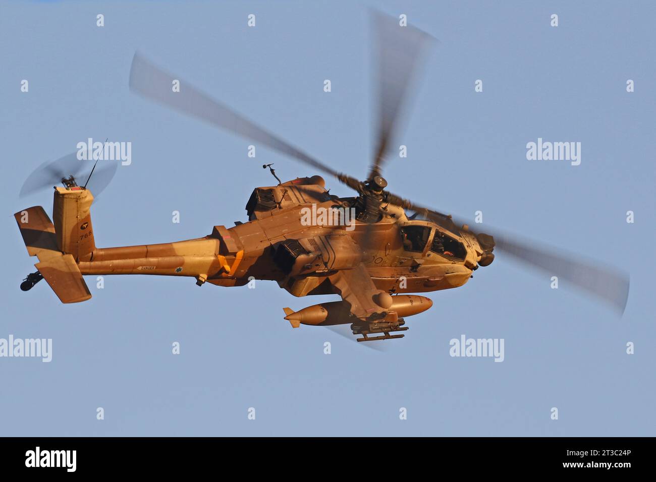 Helicóptero AH-64D Saraf de la Fuerza Aérea israelí armado con misiles Hellfire de práctica. Foto de stock