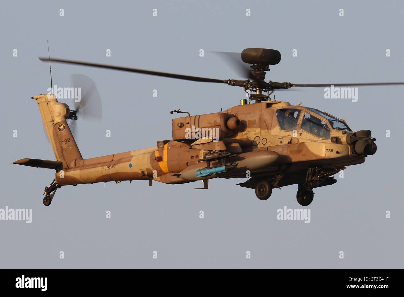 Helicóptero AH-64D Saraf de la Fuerza Aérea israelí armado con misiles Hellfire de práctica. Foto de stock