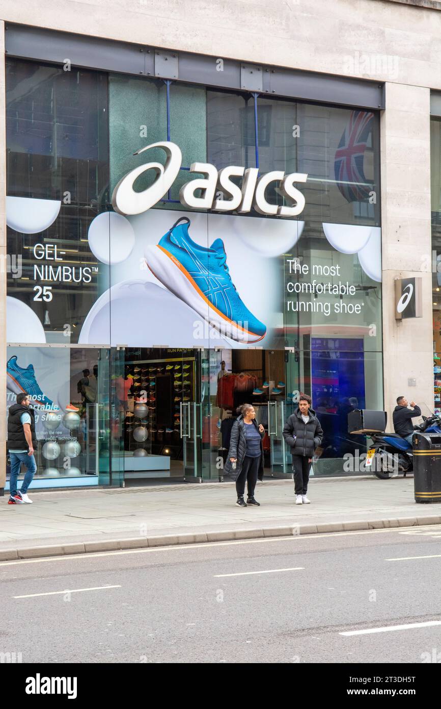 Asics store fotograf as e im genes de alta resoluci n Alamy