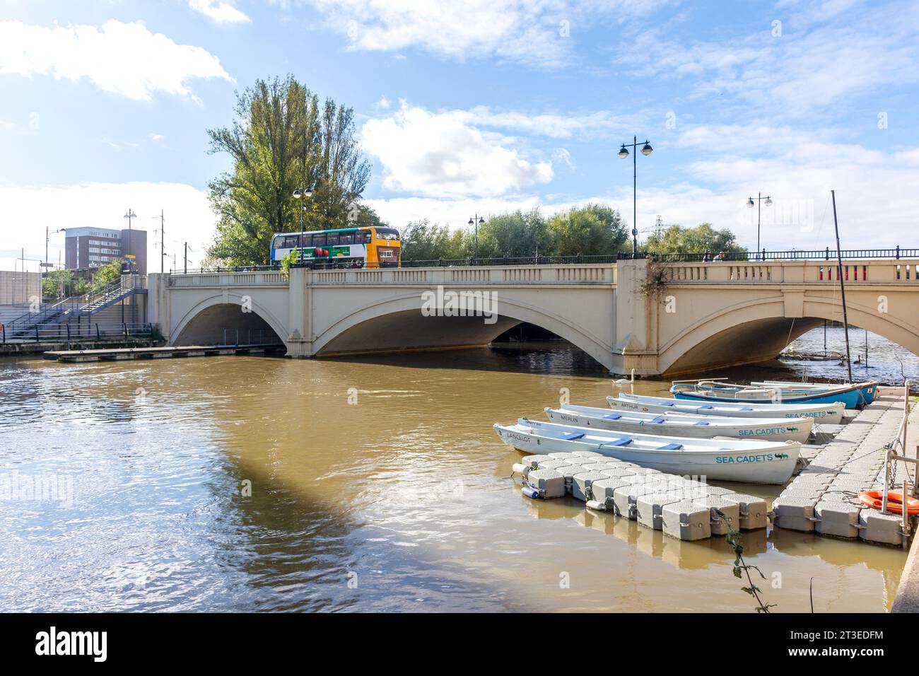 Puente de la ciudad sobre el río Nene, Rivergate, Peterborough, Cambridgeshire, Inglaterra, Reino Unido Foto de stock