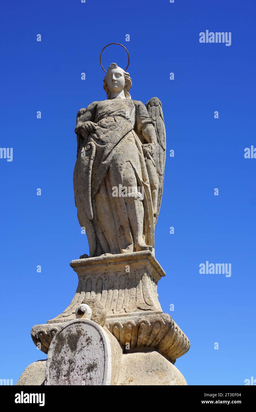 España, Córdoba: Estatua del Arcángel Rafael (Triunfo de San Rafael) que data de 1651 y fue creada por Bernabe Gómez del Río, en el Puente Romano Foto de stock