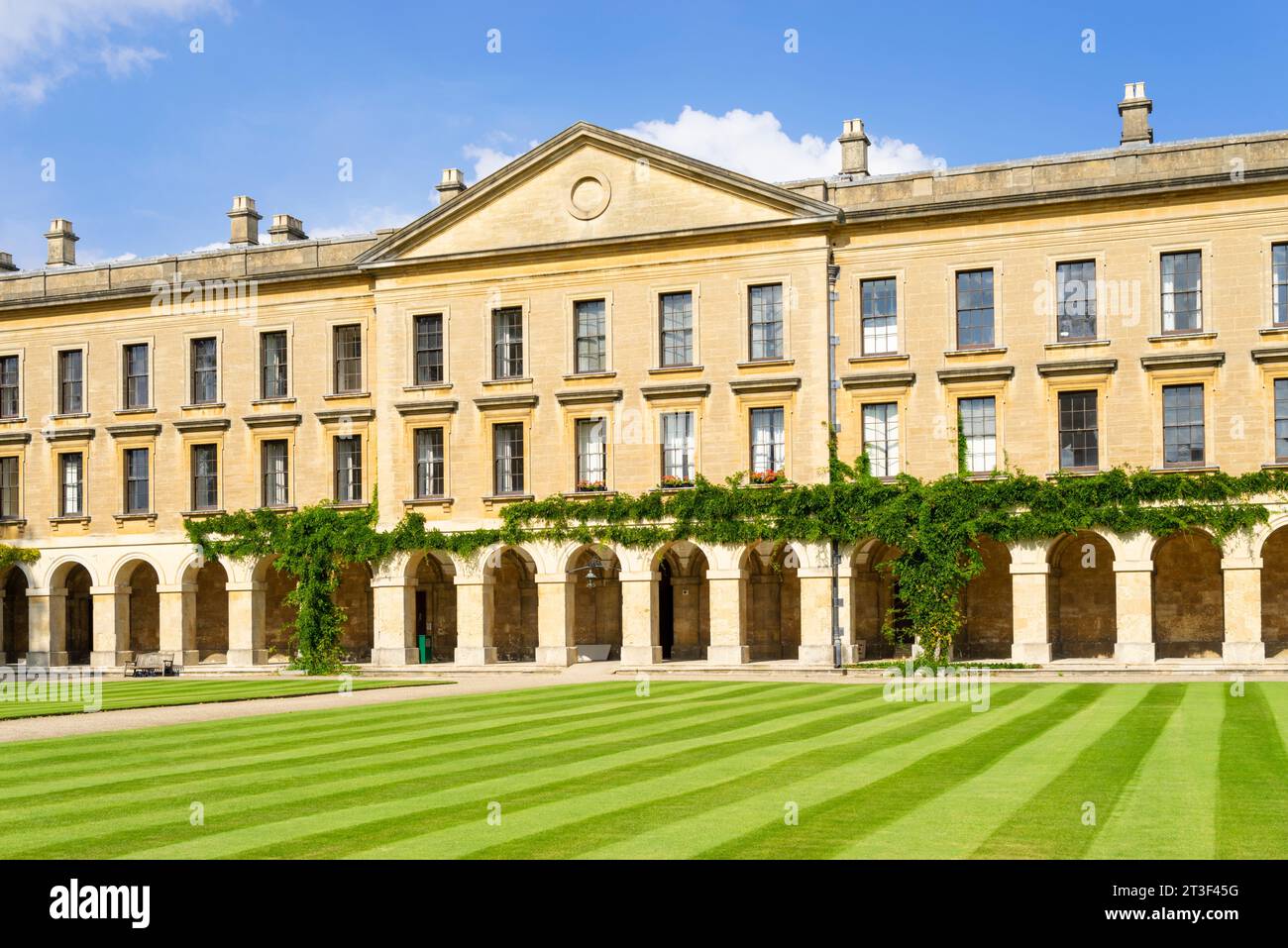 Universidad de Oxford Magdalen College El 'Nuevo' edificio y el nuevo césped de construcción en Magdalen College Oxford Oxfordshire Inglaterra Reino Unido GB Europa Foto de stock