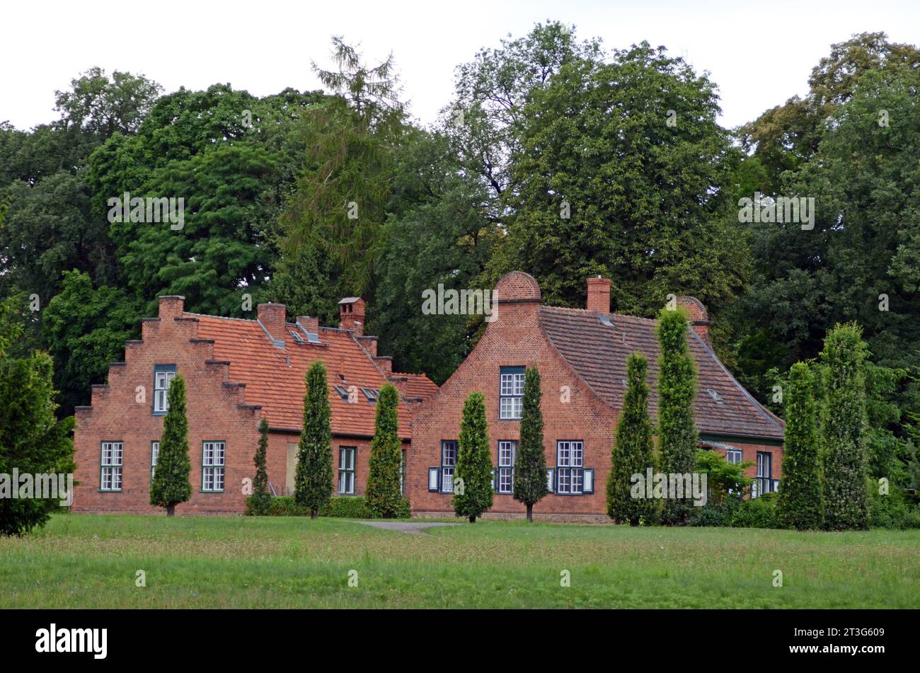 02.07.2012 Potsdam Deutschland/ Land Brandenburg/ Potsdam/ Am Rand des Heiligen Sees/ Wohnhäuser im holländischen Baustil/ Wohnen im Grünen *** 02 07 2012 Potsdam Alemania Land Brandenburg Potsdam en el borde del Lago Santo Casas de estilo holandés que viven en la vegetación Crédito: Imago/Alamy Live News Foto de stock