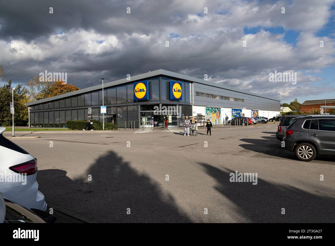 Lidl Gran supermercado con fachada de vidrio que ocupa 2.756 metros cuadrados en Mirfield, West Yorkshire y abrió sus puertas en 2017 Foto de stock