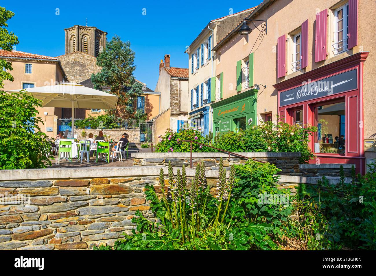 Francia, Vendee, Vouvant, etiquetado Les Plus Beaux Villages de France (los pueblos más bellos de Francia), la plaza principal del Cuerpo de Garde Foto de stock