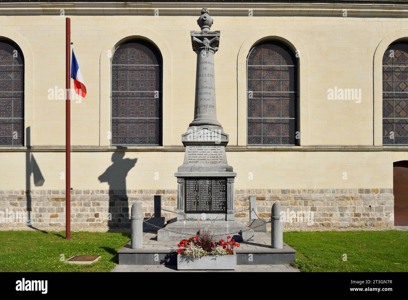 Francia, Norte, monumento de guerra frente a la iglesia de san vaast de Wallers Foto de stock