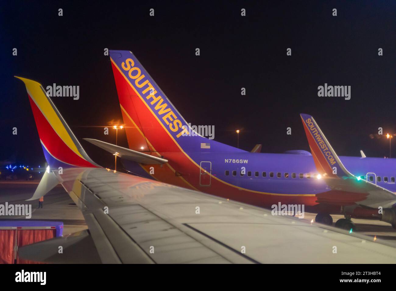 Denver, Colorado - Aviones de Southwest Airlines en tierra por la noche en el Aeropuerto Internacional de Denver. Foto de stock