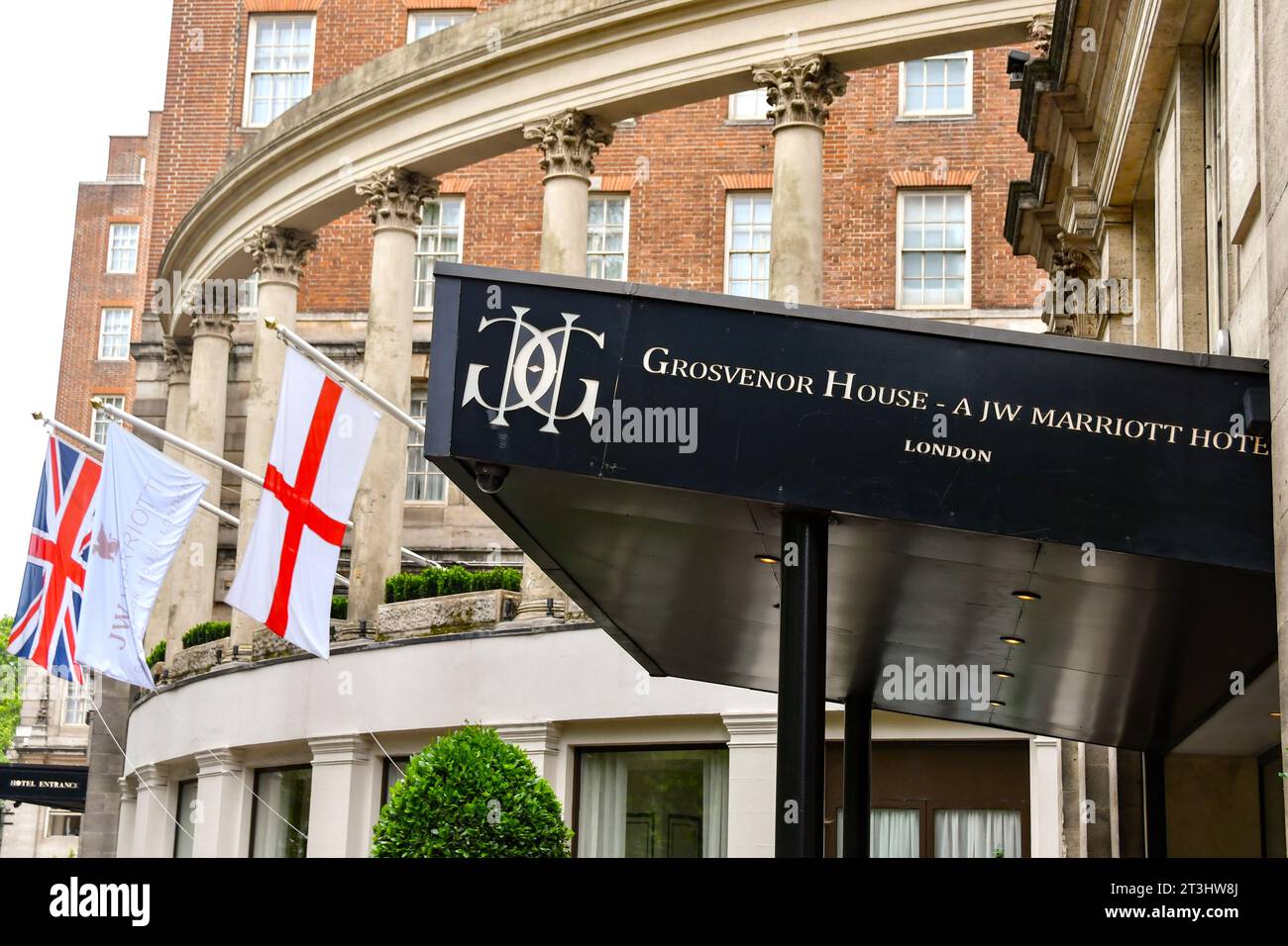 Londres, Inglaterra, Reino Unido - 28 de junio de 2023: Entrada al Grosvenor Hotel en Park Lane en el centro de Londres Foto de stock