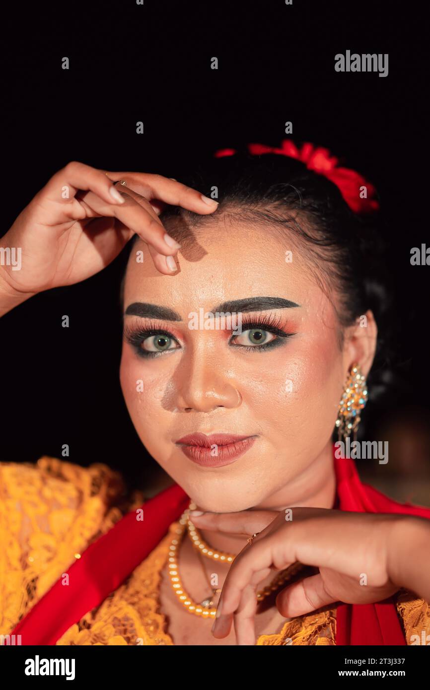 Vestido naranja tradicional fotografías e imágenes de alta resolución -  Página 7 - Alamy