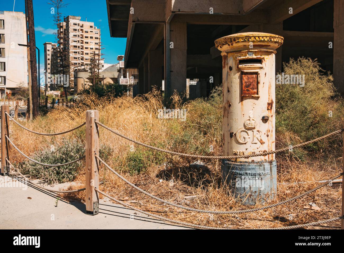 Un buzón oxidado en Varosha, norte de Chipre. La ciudad fue abandonada en 1974 después de que estallara el conflicto. Reabierto a los turistas en 2020 Foto de stock