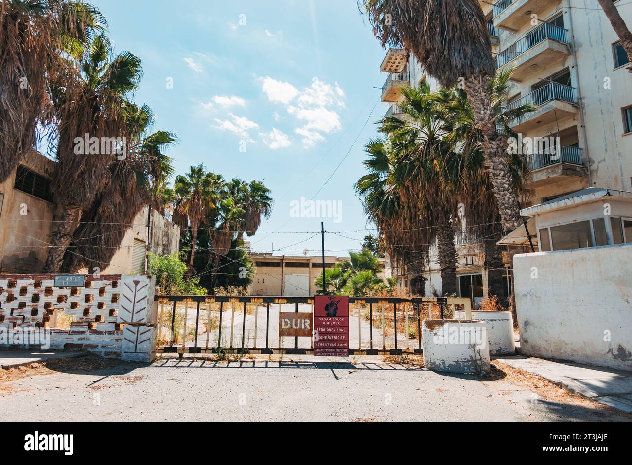 Una señal de advertencia mutli-lingüe en una puerta a un área restringida cerca de Varosha, Famagusta, norte de Chipre Foto de stock