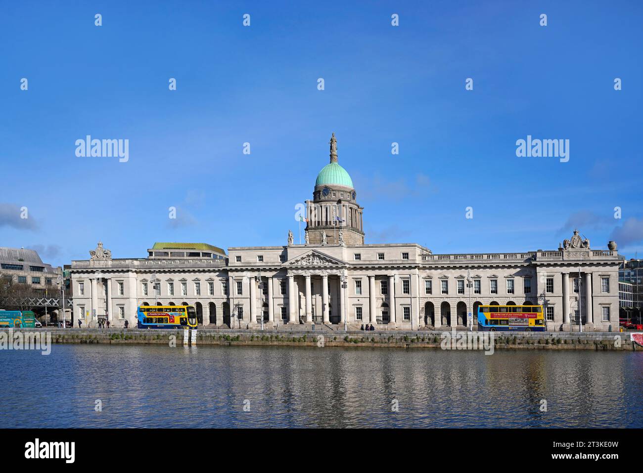 Edificio histórico de la casa de aduanas en Dublín Foto de stock