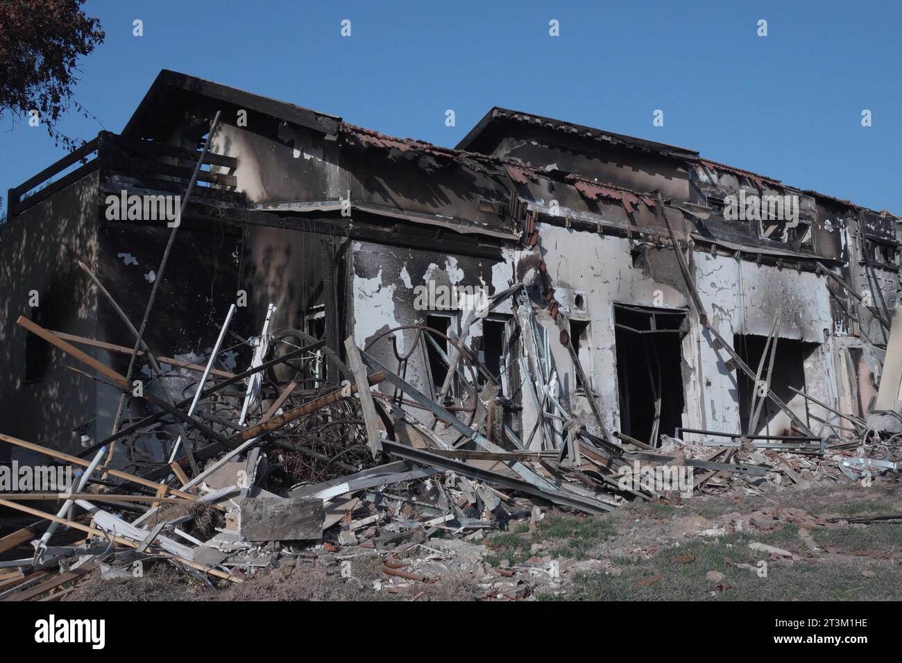 Una casa que fue destruida en una batalla entre soldados israelíes y militantes palestinos durante el ataque del 7 de octubre por militantes palestinos de Hamás en el kibutz Beeri, cerca de la frontera con Gaza, se erige el 17 de octubre de 2023 en Be'eri, Israel. A raíz de los ataques del 7 de octubre de Hamás que dejaron 1.400 muertos y 200 secuestrados, Israel lanzó un bombardeo sostenido de la Franja de Gaza y amenazó con una invasión terrestre para derrotar al grupo militante que gobierna el territorio palestino. Foto de stock