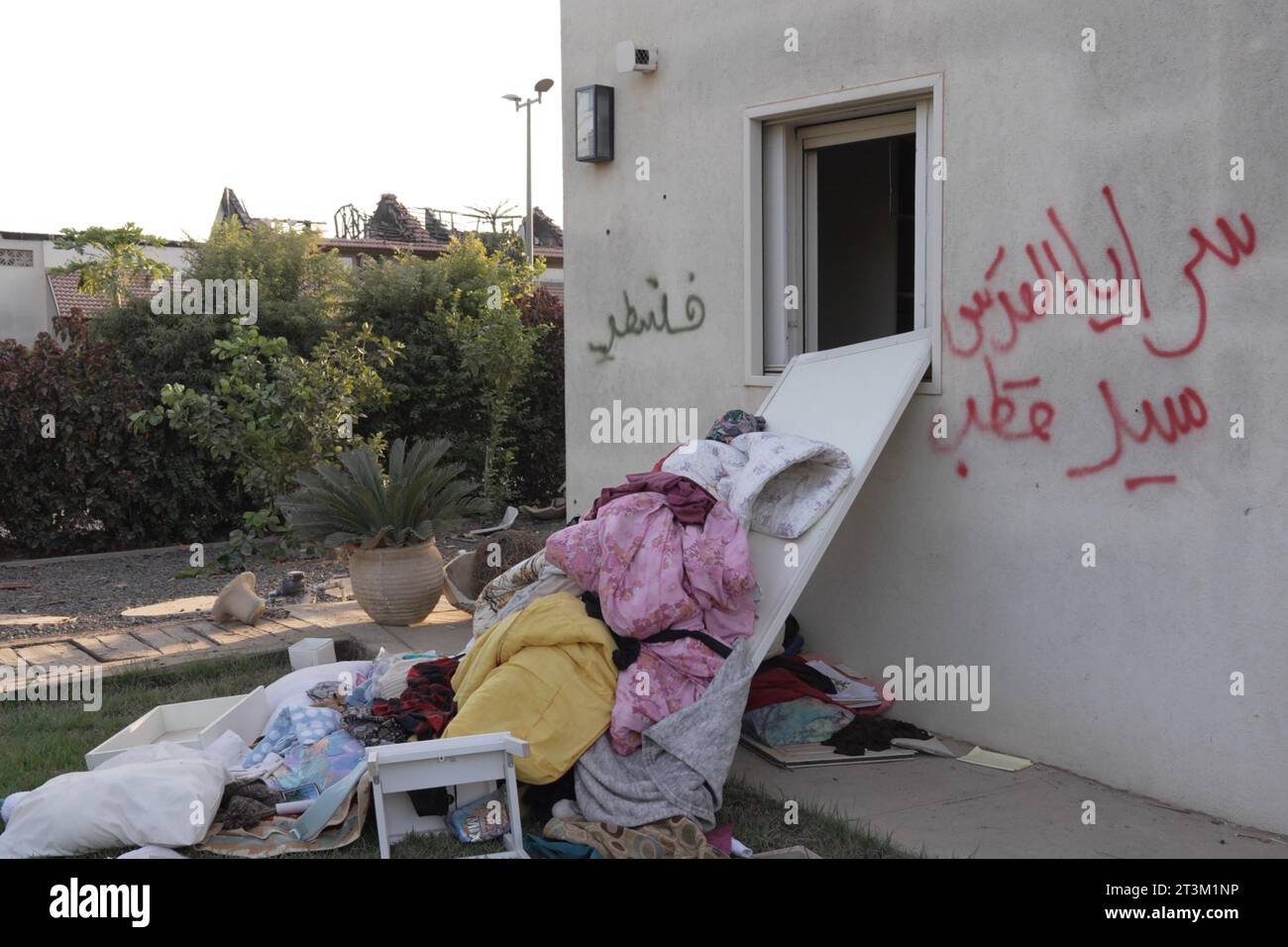 Escrito en árabe dejado por militantes palestinos de las brigadas Al-Quds El brazo armado de la organización islamista palestina Jihad fue manchado frente a una casa durante el ataque del 7 de octubre de los militantes palestinos de Hamás en el kibutz Beeri, cerca de la frontera con Gaza, el 17 de octubre de 2023 en Be'eri, Israel. A raíz de los ataques del 7 de octubre de Hamás que dejaron 1.400 muertos y 200 secuestrados, Israel lanzó un bombardeo sostenido de la Franja de Gaza y amenazó con una invasión terrestre para derrotar al grupo militante que gobierna el territorio palestino. Foto de stock