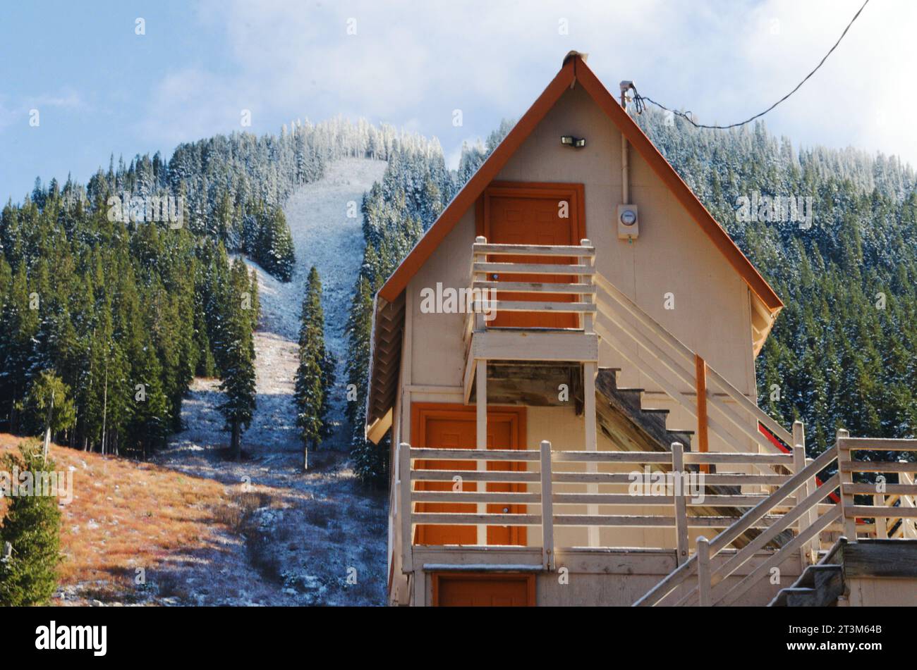 Casa en la base de la estación de esquí Stevens Pass en el estado de Washington. Es finales de otoño, antes de que comience la temporada de esquí. Foto de stock