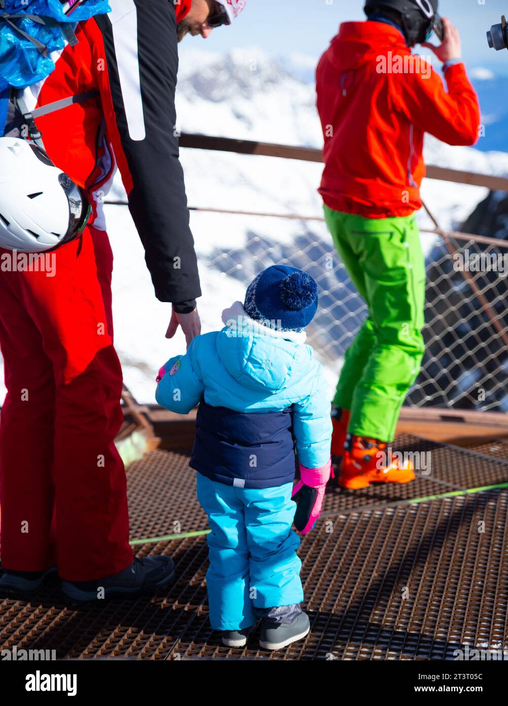 Neustift im Stubaital, Austria – 16 de febrero de 2023: Turistas con ropa de esquí en la plataforma en la cima de la cordillera de los Alpes Foto de stock