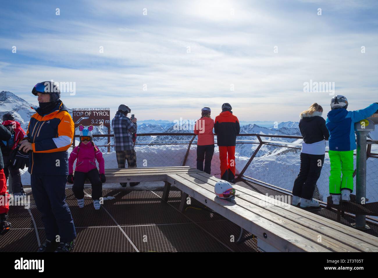 Neustift im Stubaital, Austria – 16 de febrero de 2023: Turistas con ropa de esquí en la plataforma en la cima de la cordillera de los Alpes Foto de stock