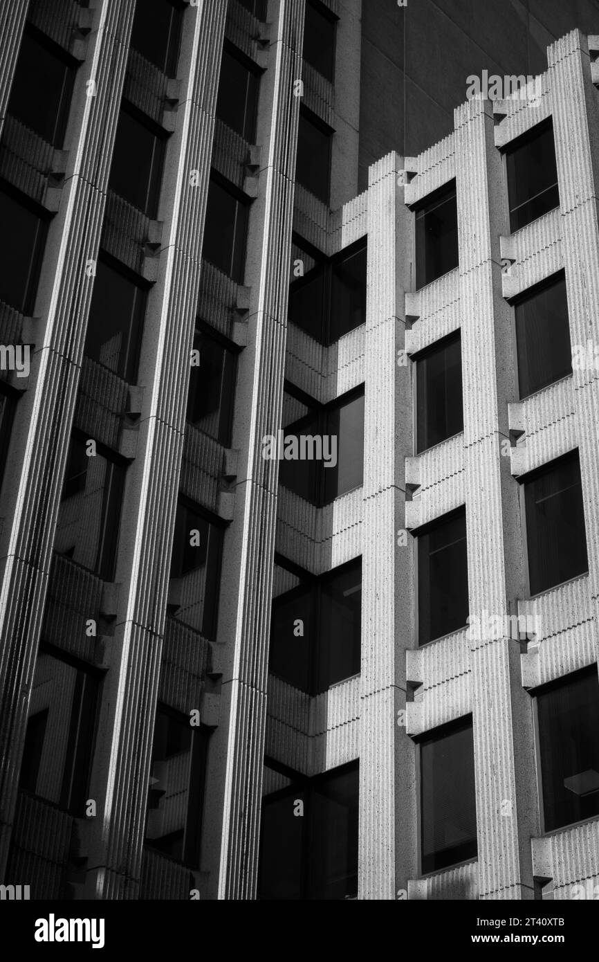 Edificio blanco y negro y ventanas Foto de stock