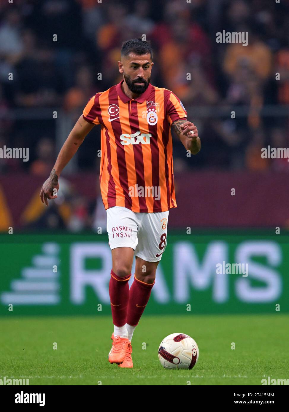 ESTAMBUL - Kerem Demirbay de Galatasaray durante el partido turco Super Lig entre Galatasaray AS y Besiktas AS en el Rams Global Stadium el 21 de octubre de 2023 en Estambul, Turquía. ANP | Hollandse Hoogte | GERRIT VAN COLOGNE Foto de stock