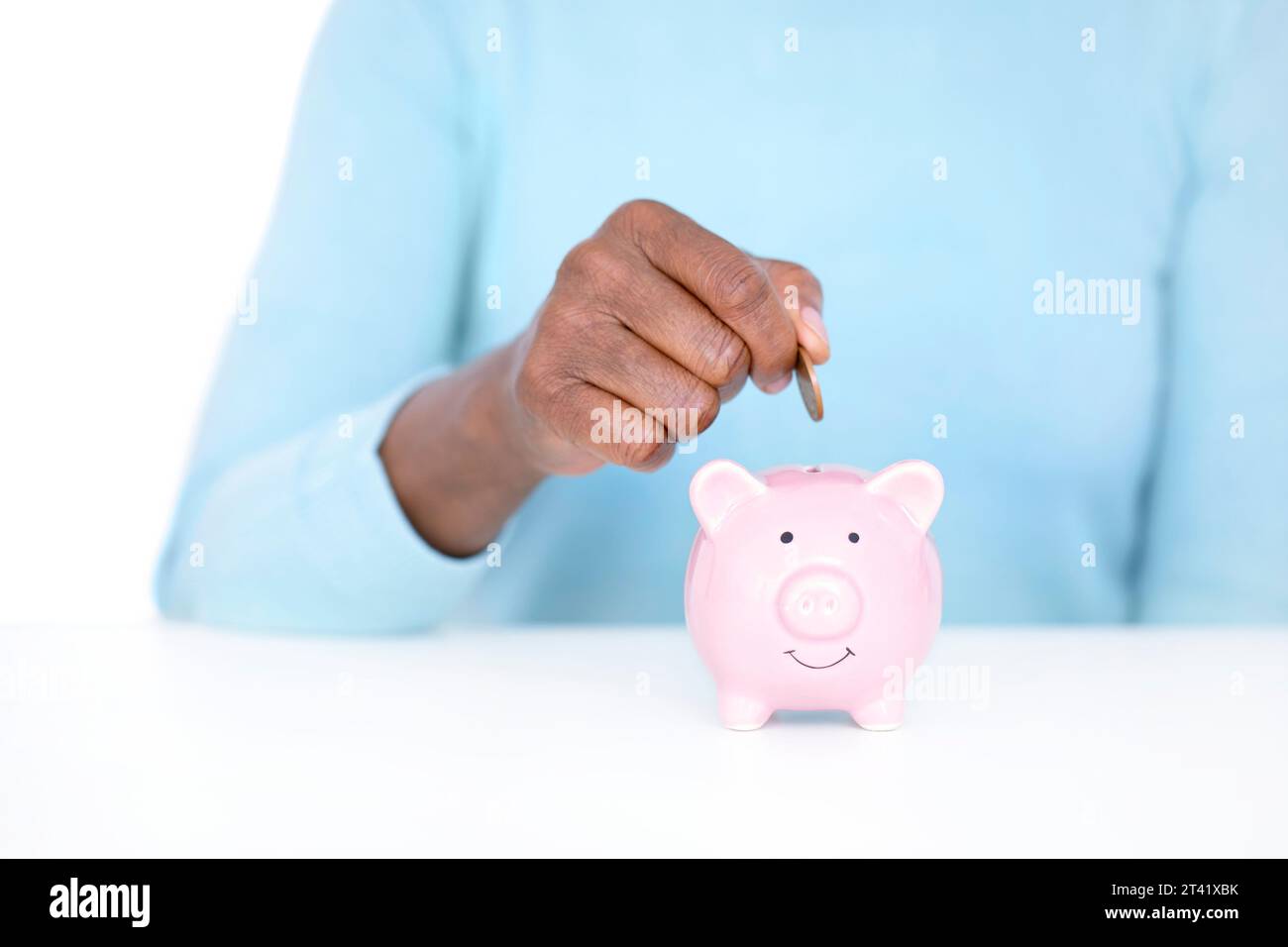 Mujer ahorra dinero Foto de stock