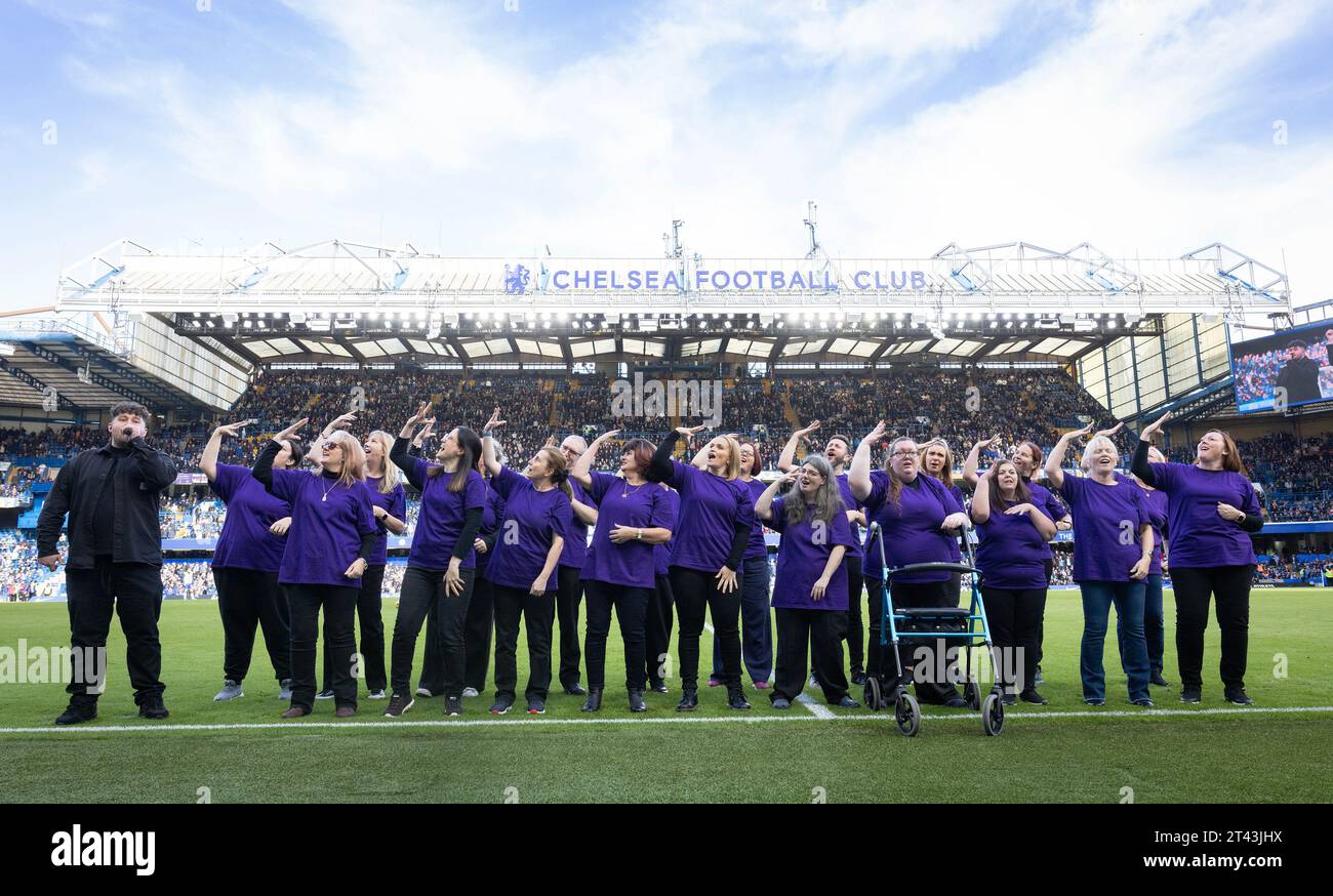 PARA sordos y coros firmantes, Unify y Hands 4 Voices interpretan 'Blue is the Colour' con el cantante James Vickery durante el medio tiempo en Chelsea vs Brentford en Stamford Bridge como parte de Cadbury Fingers y la campaña 'Sign with Fingers Big & Small' de la Sociedad Nacional de Niños Sordos. Fecha de la fotografía: Sábado 28 de octubre de 2023. Foto de stock