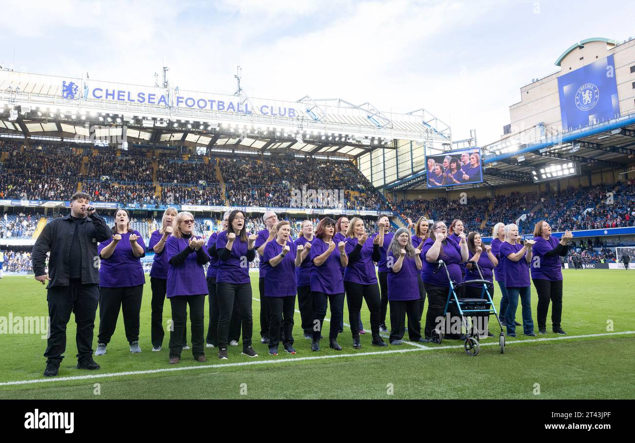 PARA sordos y coros firmantes, Unify y Hands 4 Voices interpretan 'Blue is the Colour' con el cantante James Vickery durante el medio tiempo en Chelsea vs Brentford en Stamford Bridge como parte de Cadbury Fingers y la campaña 'Sign with Fingers Big & Small' de la Sociedad Nacional de Niños Sordos. Fecha de la fotografía: Sábado 28 de octubre de 2023. Foto de stock