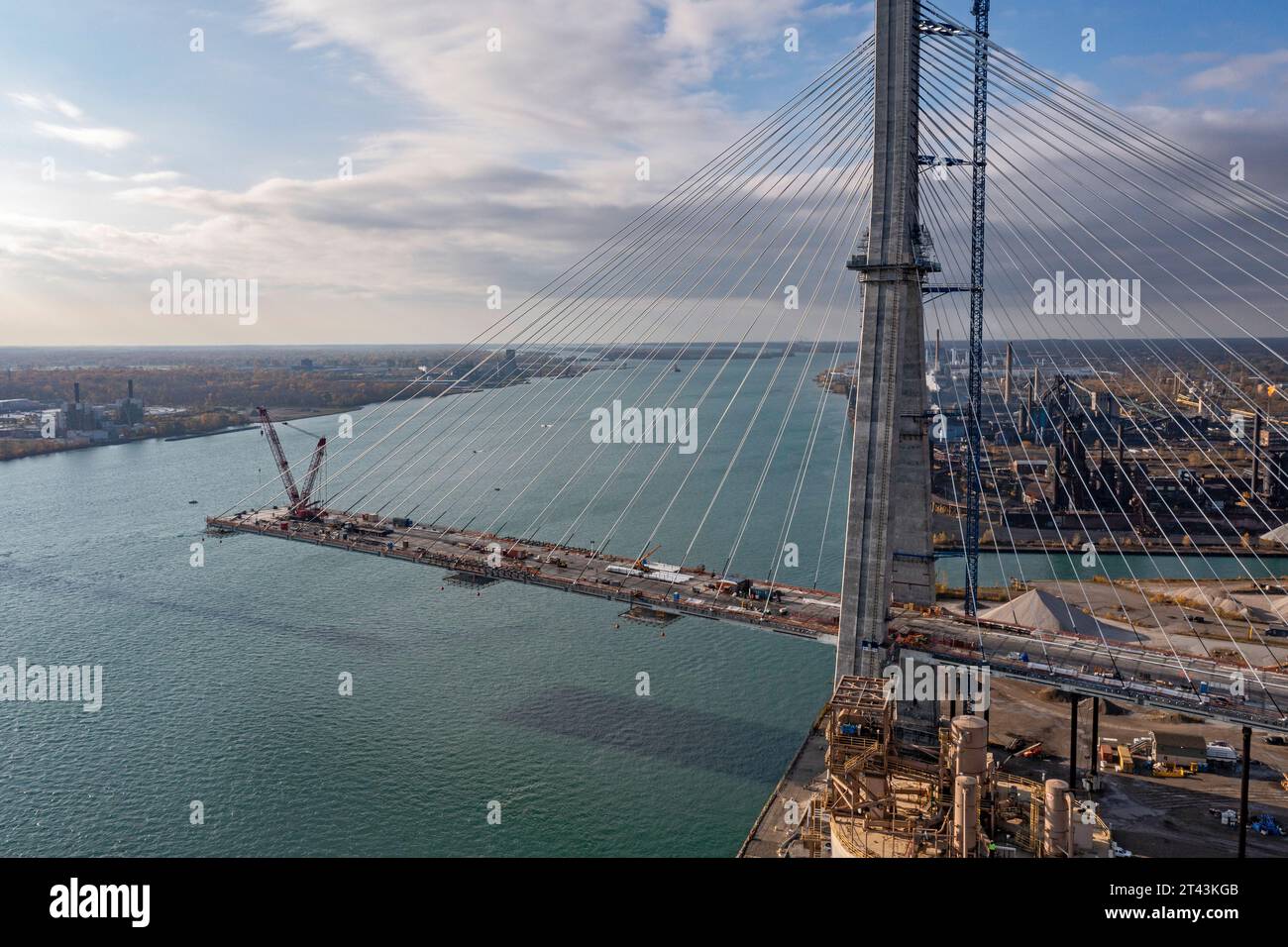 Detroit, Michigan, EE.UU. 27º de octubre de 2023. Construcción del puente internacional Gordie Howe. Programado para su finalización en 2024, el puente unirá Detroit con Windsor, Ontario, a través del río Detroit. Crédito: Jim West/Alamy Live News Foto de stock