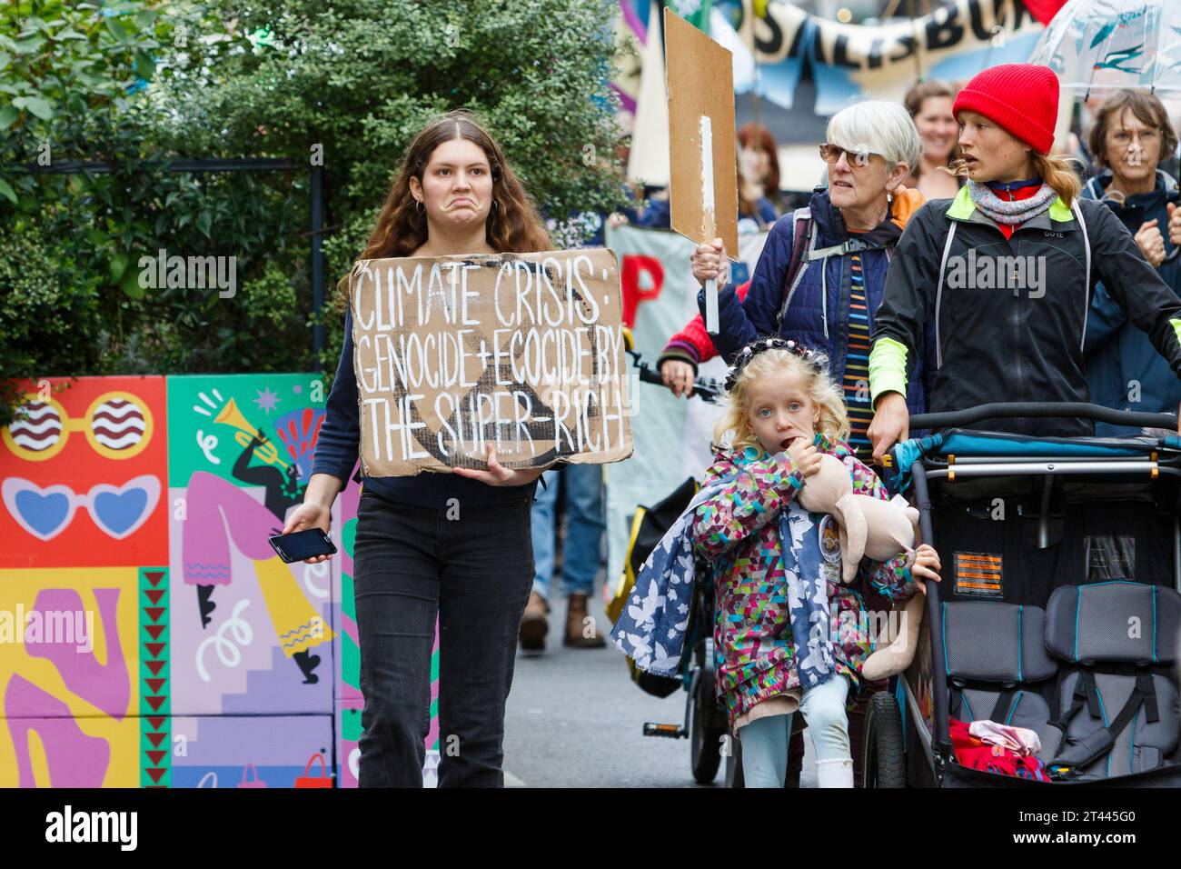 Bath, Reino Unido. 28º de octubre de 2023. Los activistas del cambio climático de todo el país del oeste son fotografiados mientras marchan por el centro de la ciudad de Bath. La marcha de protesta, manifestación y talleres del día de acción “Unite to Survive” fue organizada por Extinction Rebellion, quien pidió acción sobre el medio ambiente y la justicia social junto con la resiliencia de la comunidad. Organizaciones como Greenpeace, Surfers Against Sewage, Friends of the Earth y Unite también participaron en los eventos familiares del día. Crédito: Lynchpics/Alamy Live News Foto de stock