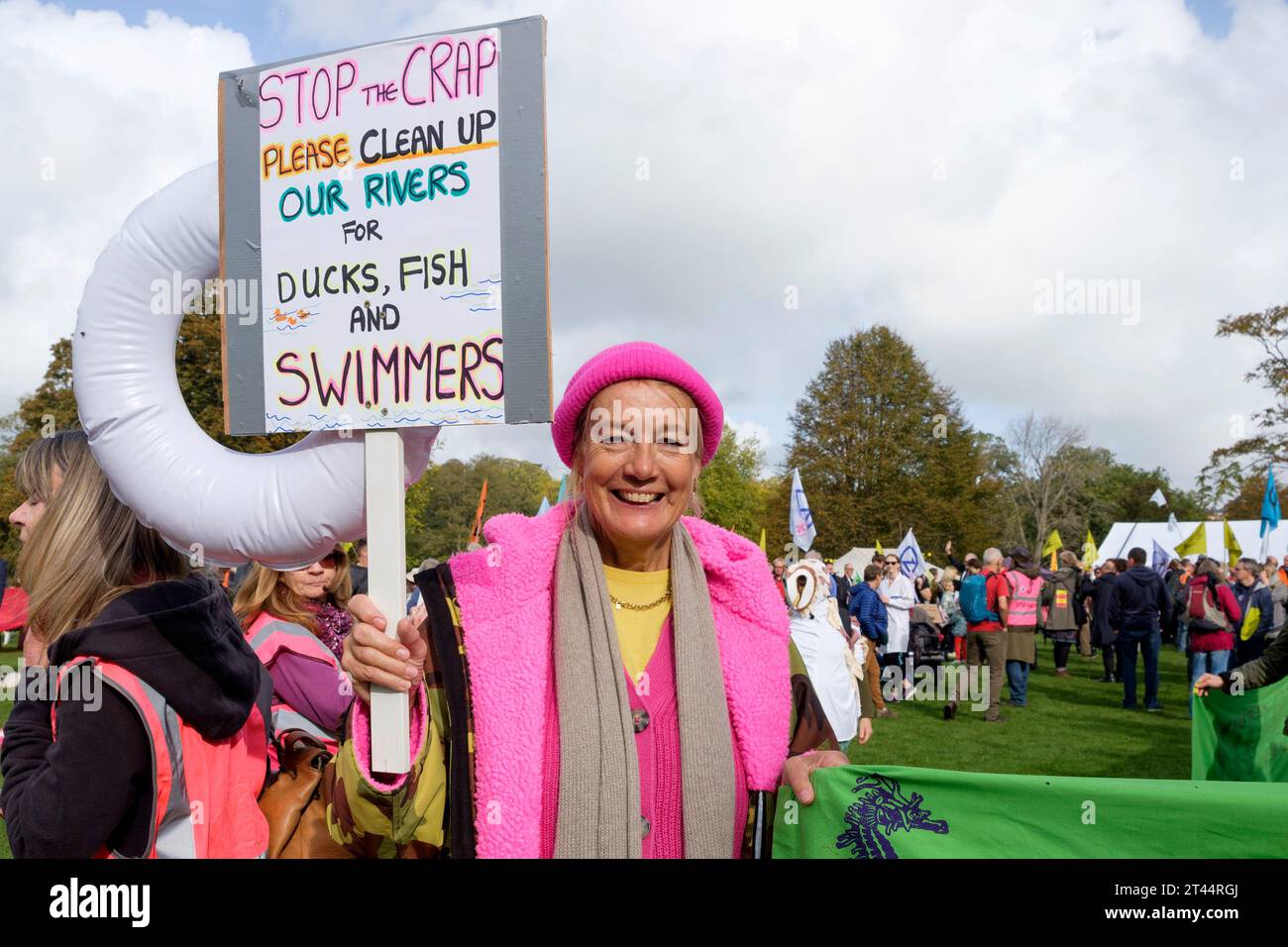 Bath, Reino Unido. 28º de octubre de 2023. Los activistas del cambio climático de todo el país del oeste son fotografiados mientras marchan por el centro de la ciudad de Bath. La marcha de protesta, manifestación y talleres del día de acción “Unite to Survive” fue organizada por Extinction Rebellion, quien pidió acción sobre el medio ambiente y la justicia social junto con la resiliencia de la comunidad. Organizaciones como Greenpeace, Surfers Against Sewage, Friends of the Earth y Unite también participaron en los eventos familiares del día. Crédito: Lynchpics/Alamy Live News Foto de stock