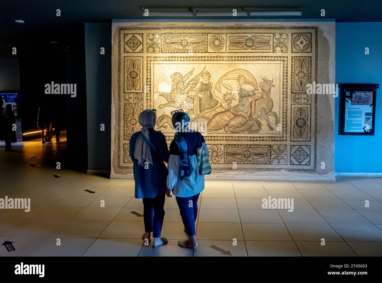 Los visitantes frente a Zeus secuestrando el mosaico de Europa, Astypalaia secuestrado por el mosaico de Poseidón. Zeugma, siglo I-II d.C. Gaziantep Turquía Foto de stock