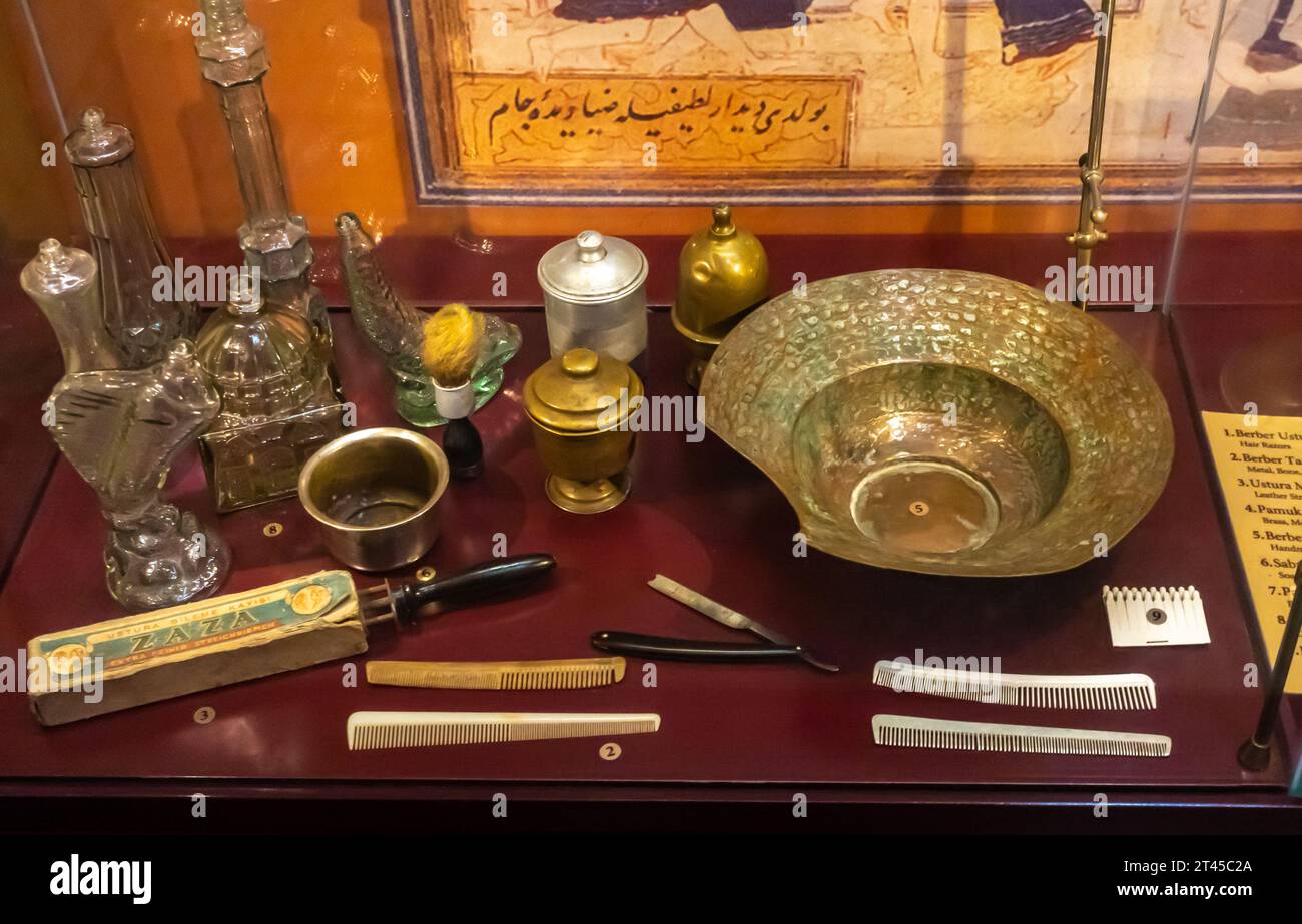 Accesorios de peluquero de los hombres. Barbería turca exposición histórica. Museo Gaziantep Turquía Foto de stock