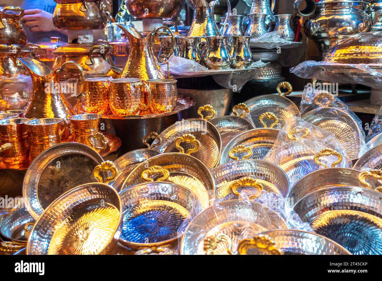 Juegos de té turcos tradicionales, ollas, utensilios de cocina vendidos en un mercado en Gaziantep Turquía Foto de stock