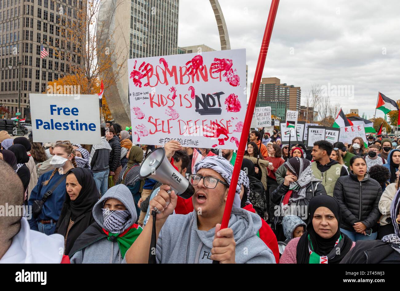 Detroit, Michigan, EE.UU. 28º de octubre de 2023. Miles de palestinos-estadounidenses y sus partidarios se reunieron en el centro de Detroit para pedir un alto el fuego en la guerra entre Israel y Hamas en Gaza. Crédito: Jim West/Alamy Live News Foto de stock