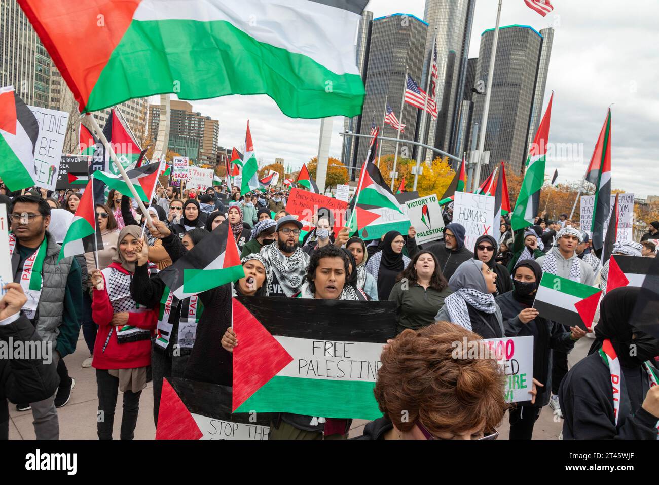 Detroit, Michigan, EE.UU. 28º de octubre de 2023. Miles de palestinos-estadounidenses y sus partidarios se reunieron en el centro de Detroit para pedir un alto el fuego en la guerra entre Israel y Hamas en Gaza. Crédito: Jim West/Alamy Live News Foto de stock
