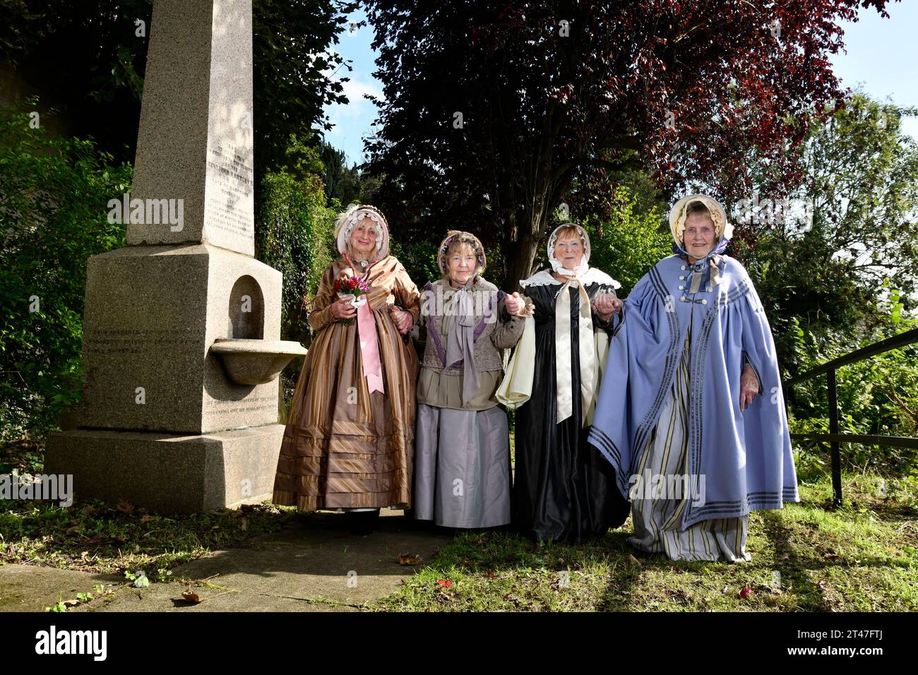 Señoras en trajes de época victoriana en Ironbridge, Shropshire, Patrimonio de la Humanidad de la UNESCO, Inglaterra, Reino Unido. Campaña por la restauración de fuentes. Foto de stock