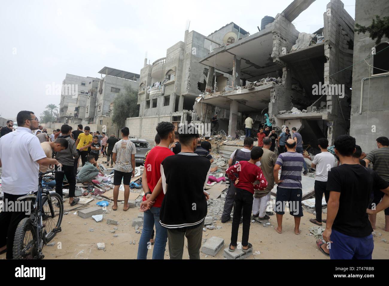 Rafah, Gaza. 28º de octubre de 2023. Los palesianos comprueban los daños causados por los bombardeos israelíes contra la familia hues de AL-mgary en Rafah, en el sur de la Franja de Gaza, el domingo 29 de octubre de 2023. Israel golpeó a Gaza con más ataques aéreos y terrestres el 29 de octubre en una escalada de campaña militar cuando la ONU advirtió que el orden civil estaba 'empezando a derrumbarse' en el asediado territorio palestino. Foto de Ismael Mohamad/UPI. Crédito: UPI/Alamy Live News Foto de stock