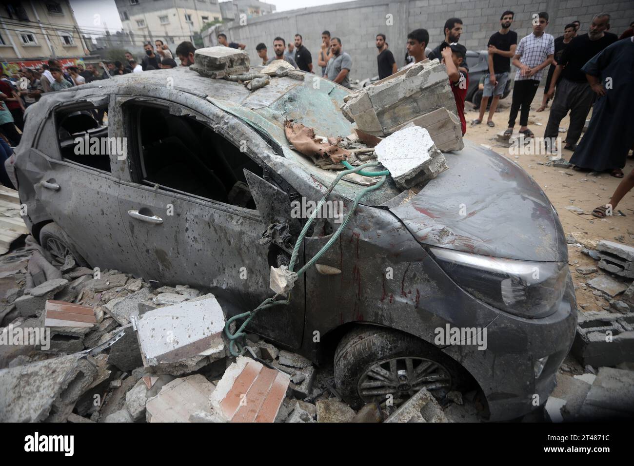 Rafah, Gaza. 28º de octubre de 2023. Los palesianos comprueban los daños causados por los bombardeos israelíes contra la familia hues de AL-mgary en Rafah, en el sur de la Franja de Gaza, el domingo 29 de octubre de 2023. Israel golpeó a Gaza con más ataques aéreos y terrestres el 29 de octubre en una escalada de campaña militar cuando la ONU advirtió que el orden civil estaba 'empezando a derrumbarse' en el asediado territorio palestino. Foto de Ismael Mohamad/UPI. Crédito: UPI/Alamy Live News Foto de stock