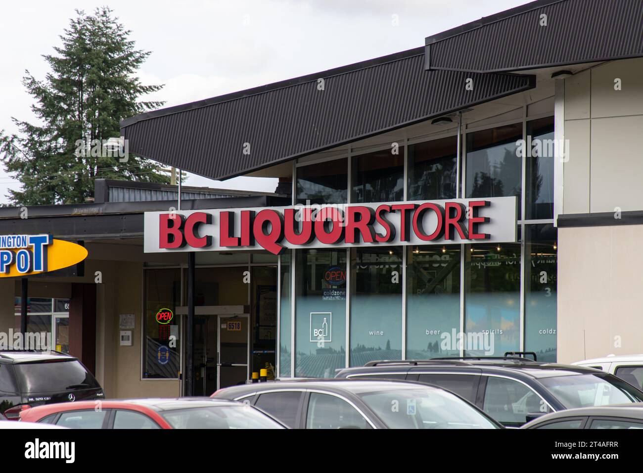 Signo de BCL. BC Liquor es una cadena de tiendas minoristas de la British Columbia Liquor Distribution Branch para distribuir bebidas alcohólicas en la provincia de BC Foto de stock