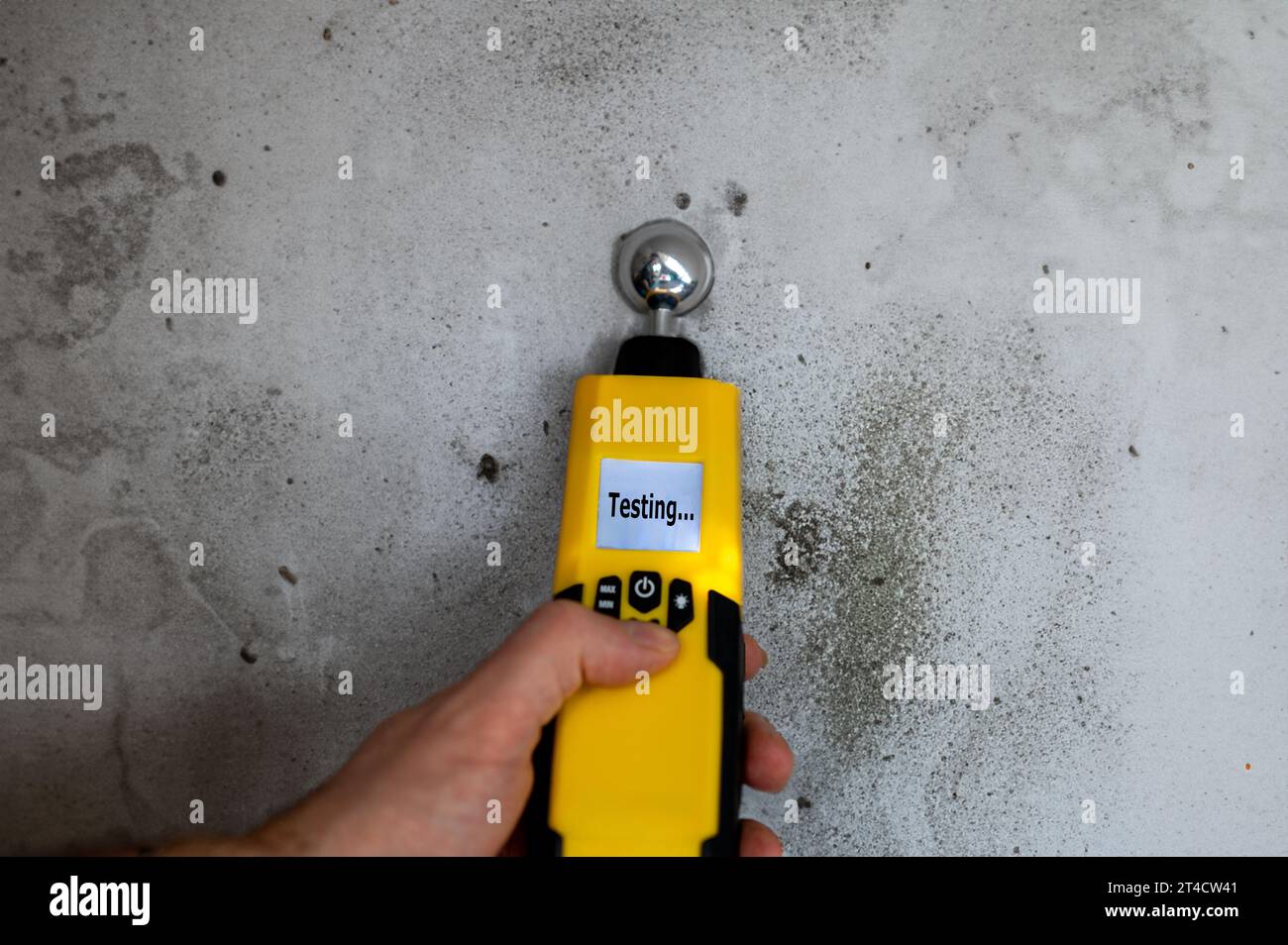 Hombre probando la humedad en una pared con un medidor de humedad  Fotografía de stock - Alamy