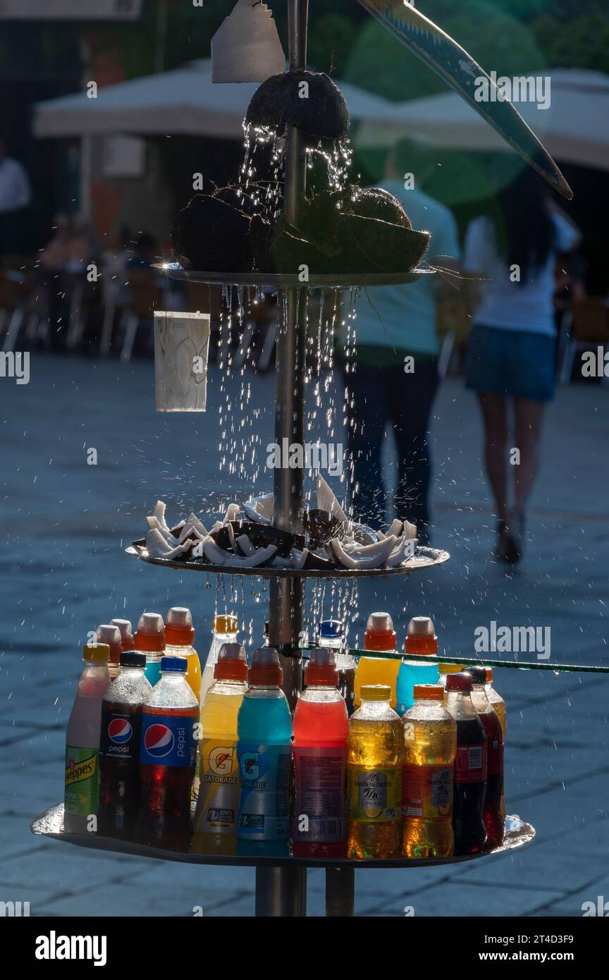 El agua helada gotea sobre una bandeja de zumos de frutas en un quiosco en Venecia, en la región del Véneto, en el norte de Italia. Foto de stock