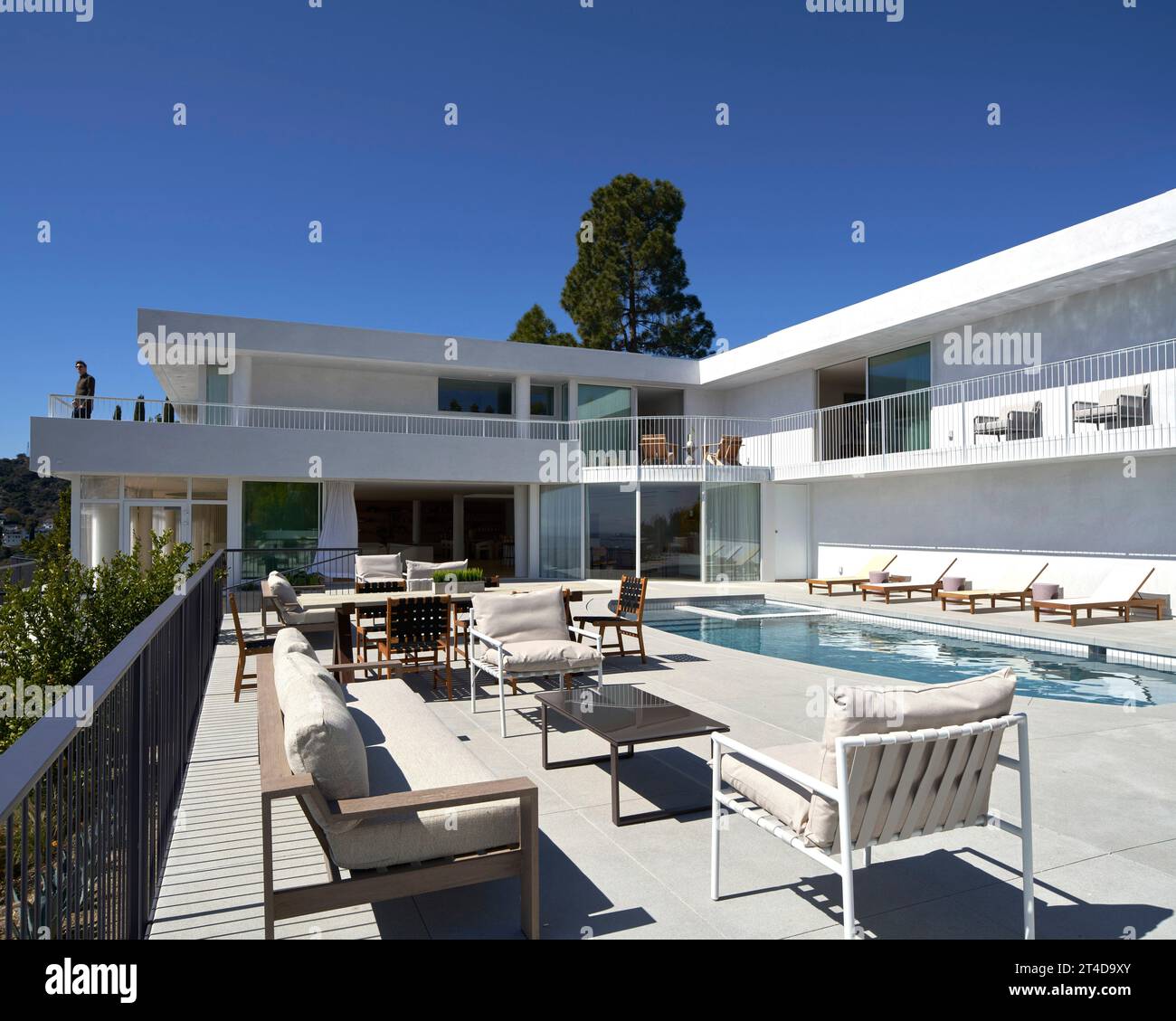 Vista lateral de la piscina. Oceanus House, Los Ángeles, Estados Unidos. Arquitecto: Pierre De Angelis, 2023. Foto de stock