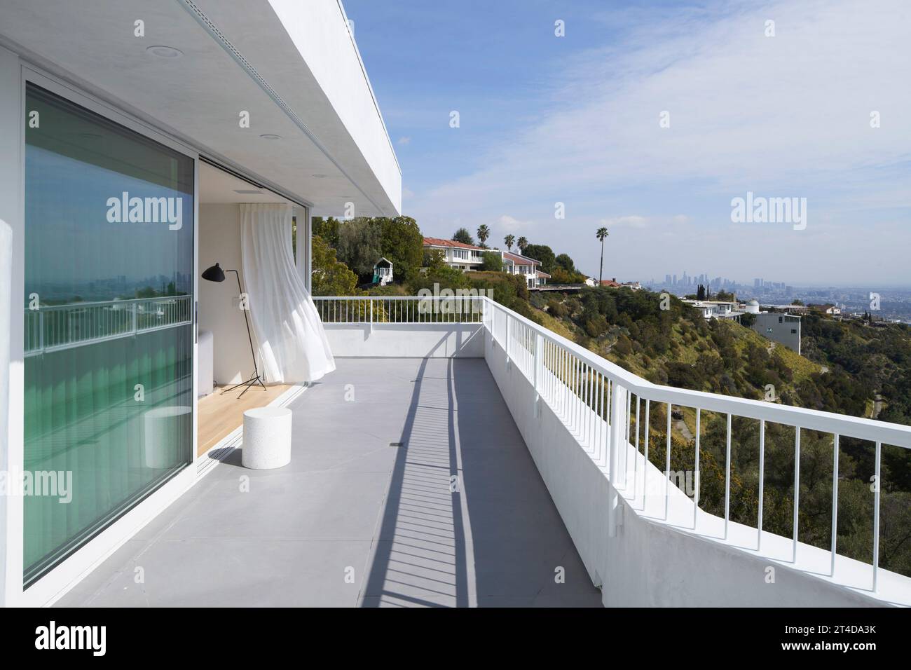 Vista desde el balcón a la suite principal. Oceanus House, Los Ángeles, Estados Unidos. Arquitecto: Pierre De Angelis, 2023. Foto de stock