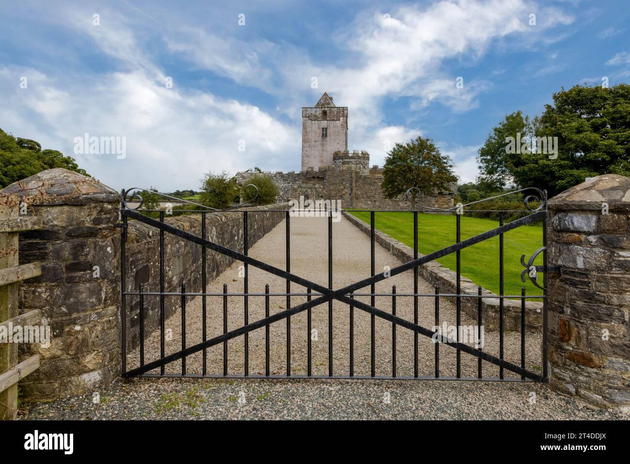 Doe Castle es una casa torre del siglo XV encaramado en una península en Sheephaven Bay, Donegal, Irlanda. Foto de stock