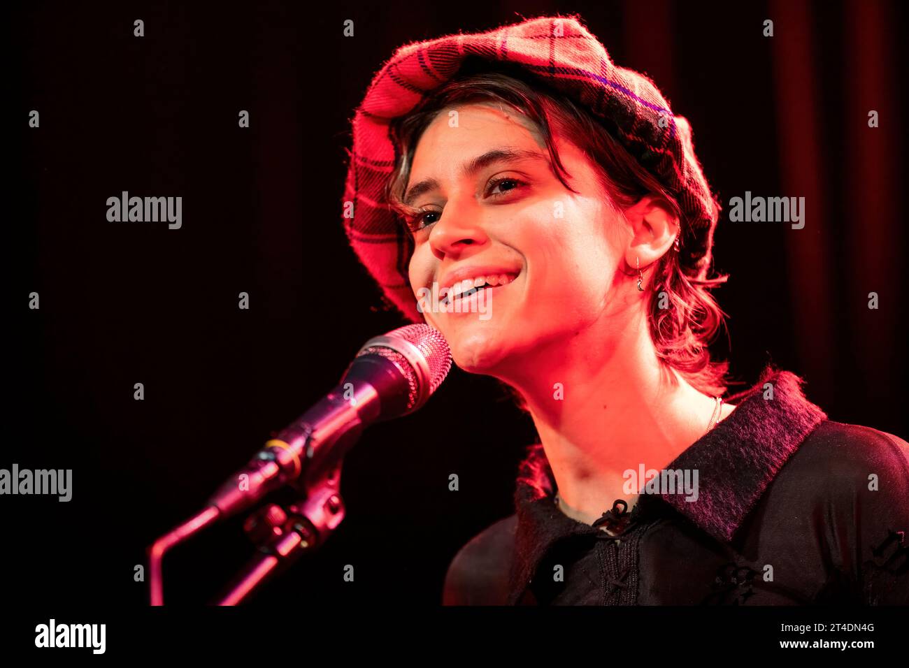 Oslo, Noruega. 29º de octubre de 2023. El cantante, compositor y músico francés Pomme realiza un concierto en vivo en Parkteatret en Oslo. (Crédito de la foto: Gonzales Photo/Alamy Live News Foto de stock