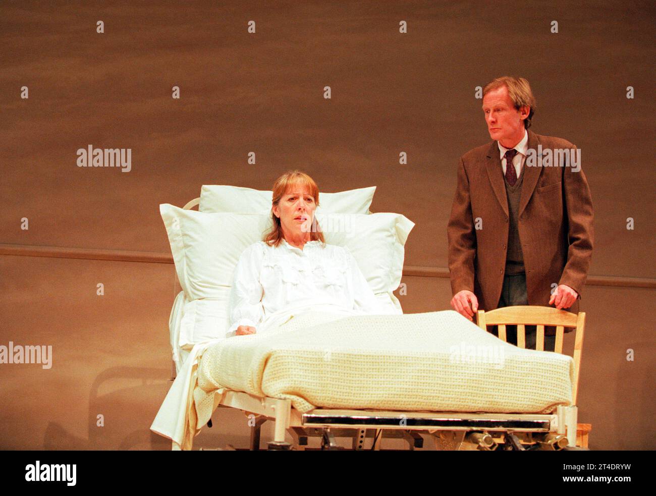 Penélope Wilton (Deborah), Bill Nighy (Hornby) en Una ESPECIE DE ALASKA por Harold Pinter en el Donmar Warehouse, Londres WC2 13/05/1998 parte del diseño '3 por Pinter': Tom Rand iluminación: Robert Bryan director: Karel Reisz Foto de stock